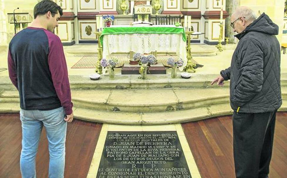 José Antonio Obregón enseña la tumba de Juan de Herrera en la iglesia del Alto Maliaño.