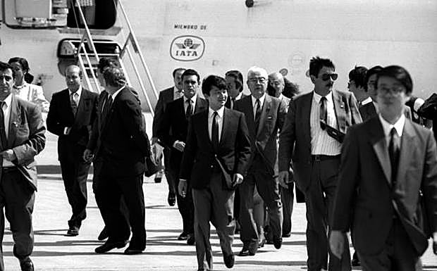 Naruhito, a su llegada al aeropuerto de Santander en 1992