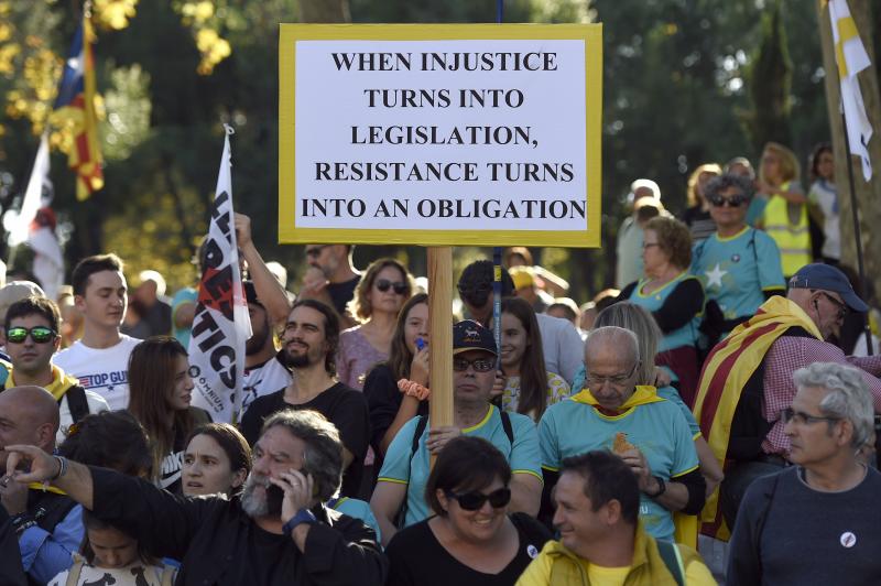 Miles de personas se concentran en Barcelona para protestar por la sentencia del 'procés'.