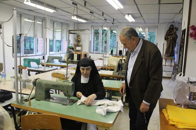  Antiguos talleres. Sor Ana, madre abadesa, charla con Ramón Edilla en el taller que se fundó para que la comunidad pudiera subsistir trabajando cosiendo buzos y realizando ensamblajes de telefonía para las grandes firmas empresariales del momento. 