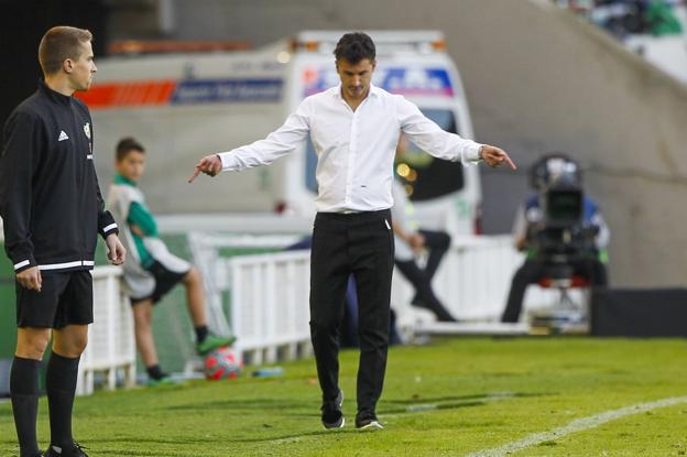 Iván Ania hace gestos tácticos en el banquillo. El entrenador trató sin éxito de cambiar el rumbo del partido. 