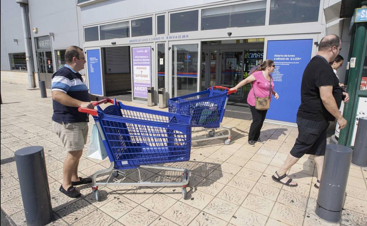 Clientes de un centro comercial comprando en domingo. 