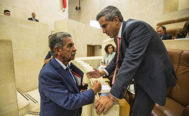 Miguel Ángel Revilla y Pablo Zuloaga, en el Parlamento. 