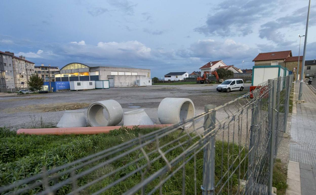 Solar en el que se construirá el centro cívico de Cueto en el que ya se ha iniciado el movimiento de tierras para cimentar el edificio