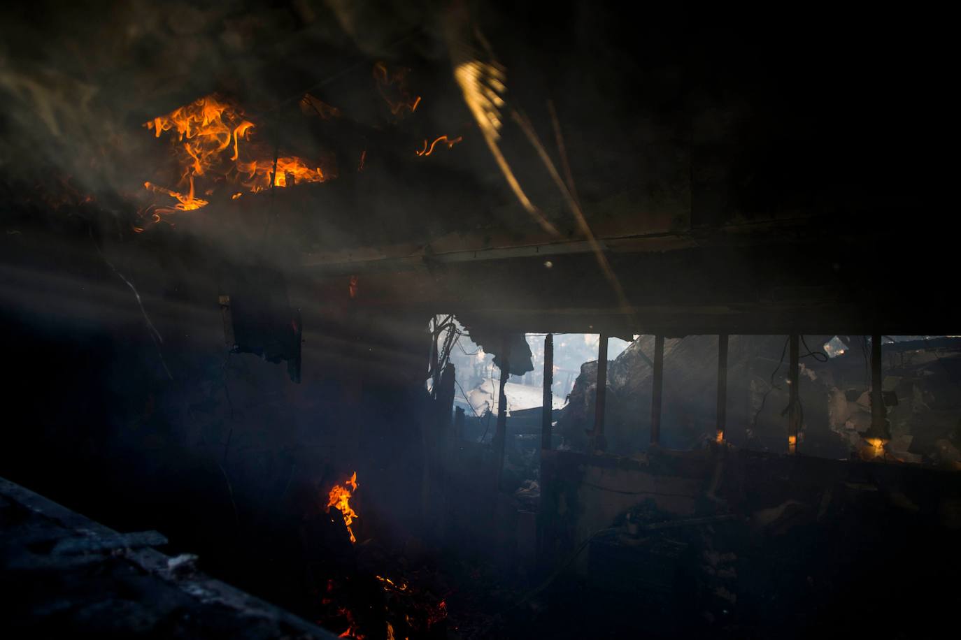 Llamas en una casa durante el 'Getty Fire'