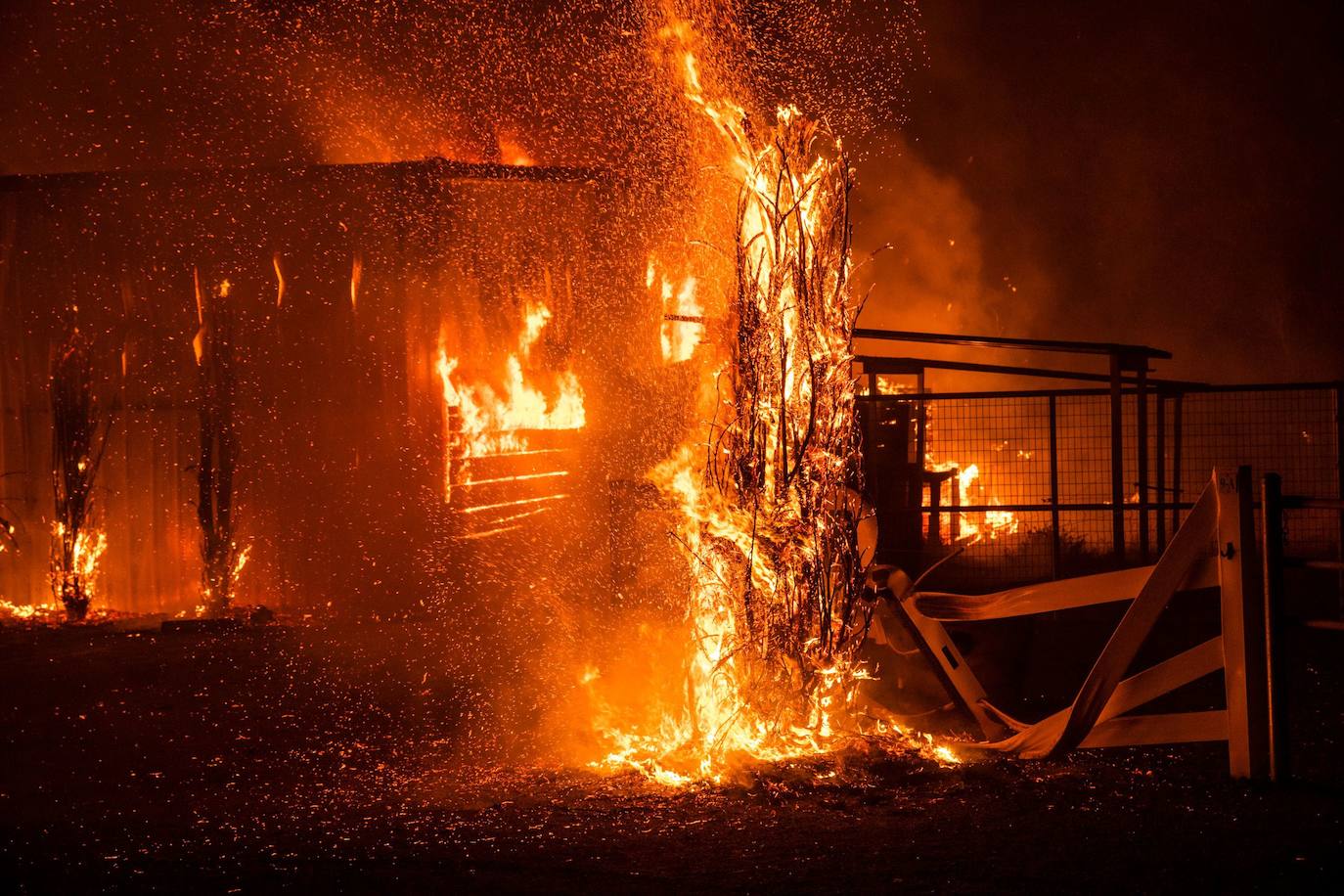 Granja en llamas durante el incendio Kincade