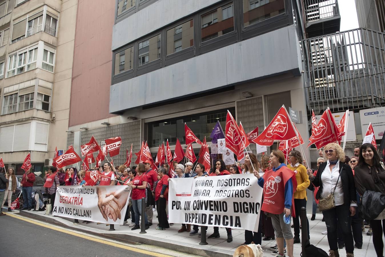 Trabajadores del sector de la dependencia se han concentrado ante la sede de la CEOE en protesta por la falta de acuerdo en la negociación del convenio colectivo.