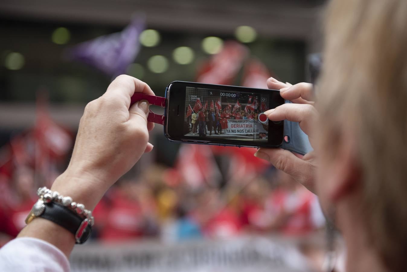 Trabajadores del sector de la dependencia se han concentrado ante la sede de la CEOE en protesta por la falta de acuerdo en la negociación del convenio colectivo.