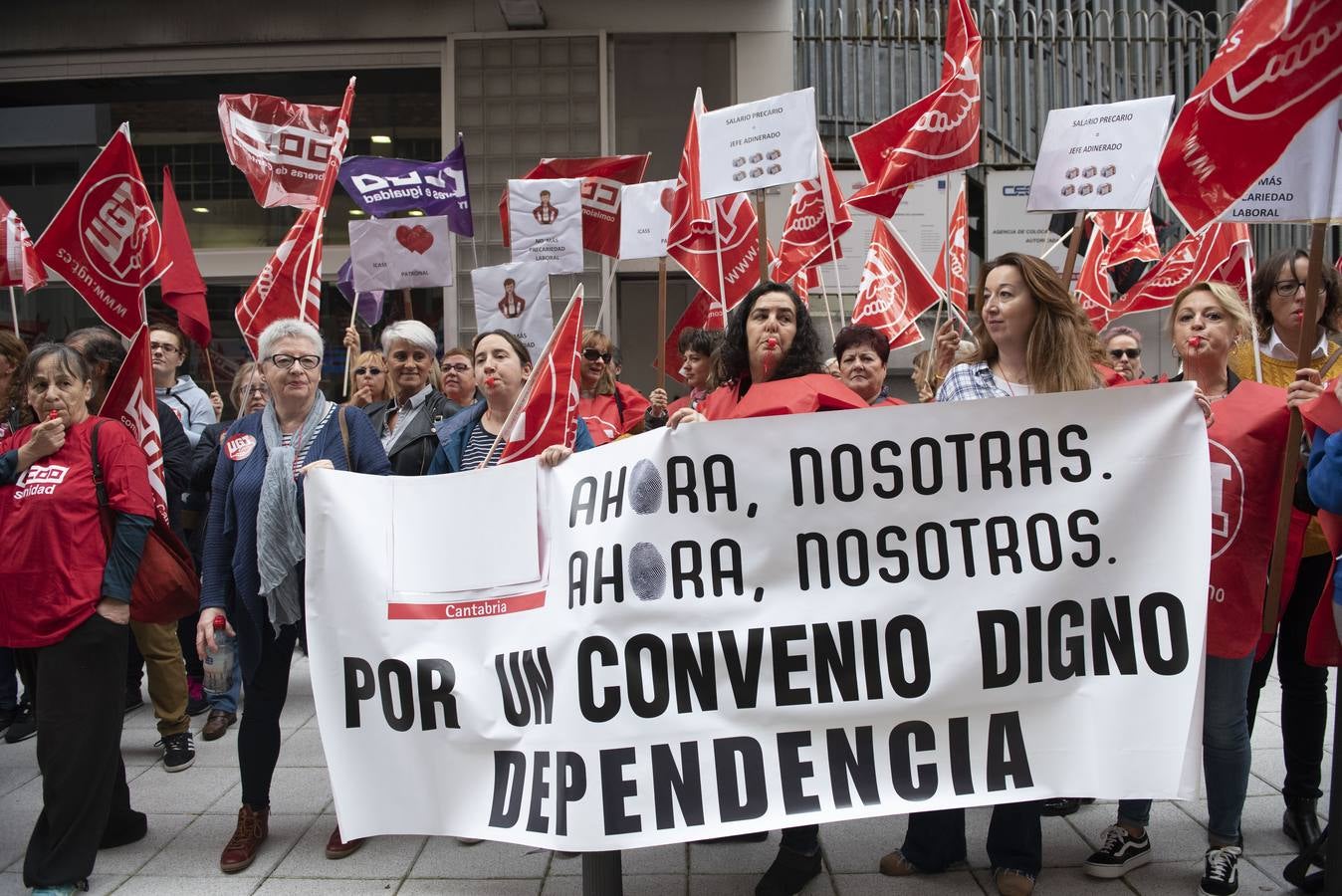 Trabajadores del sector de la dependencia se han concentrado ante la sede de la CEOE en protesta por la falta de acuerdo en la negociación del convenio colectivo.