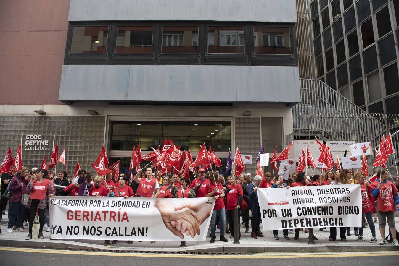 Trabajadores del sector de la dependencia se han concentrado ante la sede de la CEOE en protesta por la falta de acuerdo en la negociación del convenio colectivo.