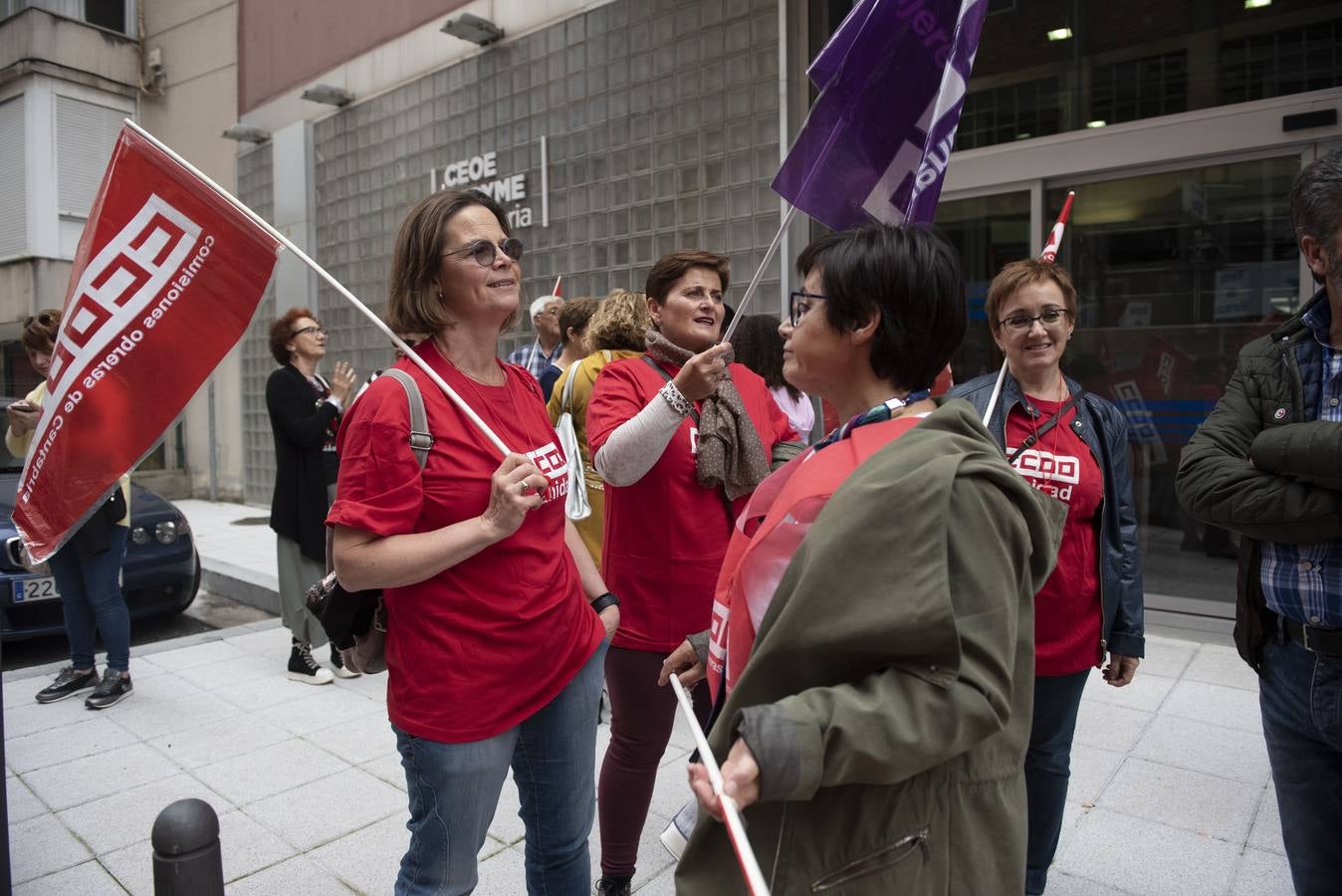 Trabajadores del sector de la dependencia se han concentrado ante la sede de la CEOE en protesta por la falta de acuerdo en la negociación del convenio colectivo.