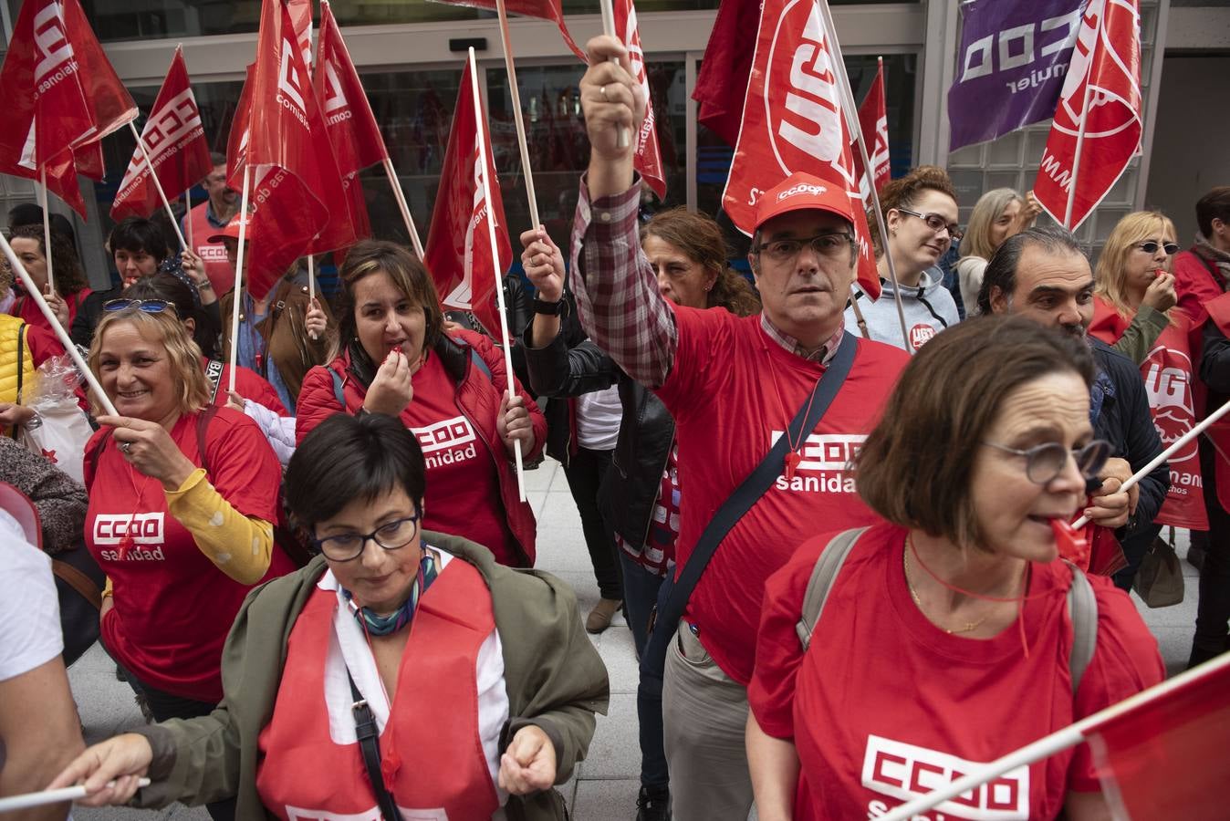 Trabajadores del sector de la dependencia se han concentrado ante la sede de la CEOE en protesta por la falta de acuerdo en la negociación del convenio colectivo.