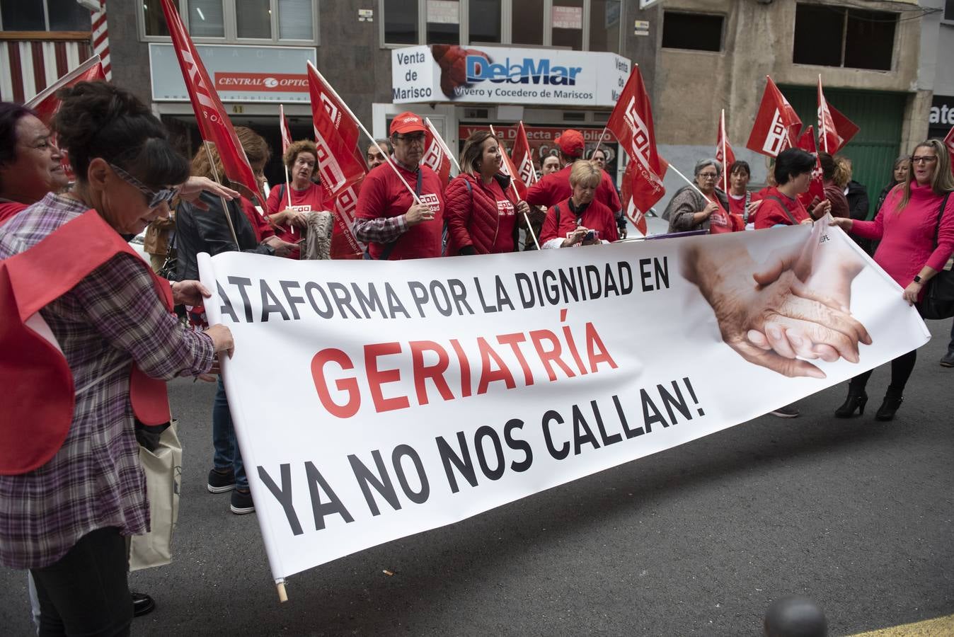 Trabajadores del sector de la dependencia se han concentrado ante la sede de la CEOE en protesta por la falta de acuerdo en la negociación del convenio colectivo.