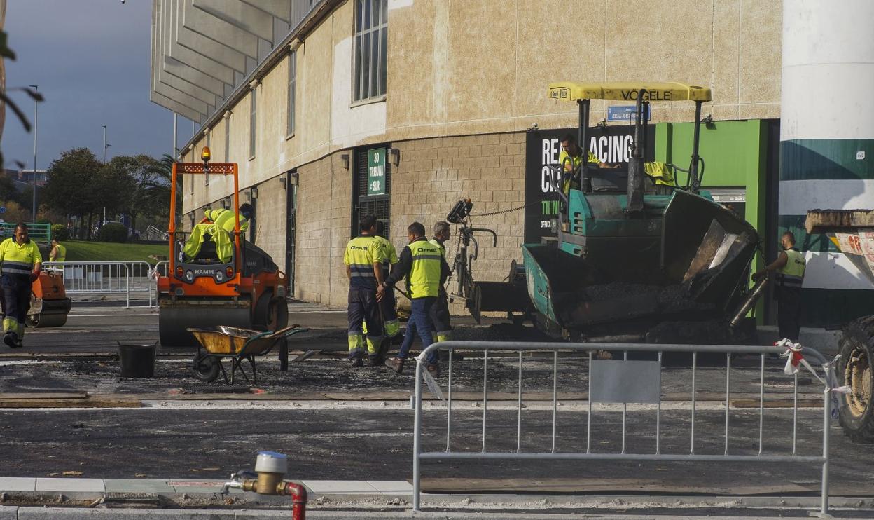 Las obras de pavimentación avanzan junto al campo de fútbol de El Sardinero. :: sane