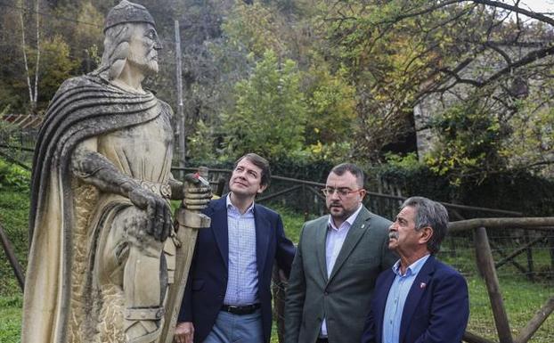 Alfonso Fernández Mañueco (Castilla y León), Adrián Barbón (Asturias) y Miguel Ángel Revilla, ayer, ante la estatua de Don Pelayo, en Cosgaya.