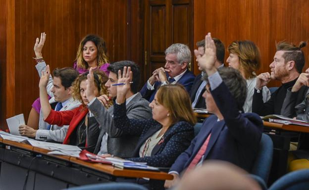 El Grupo Municipal Socialista en una de las votaciones de esta mañana.