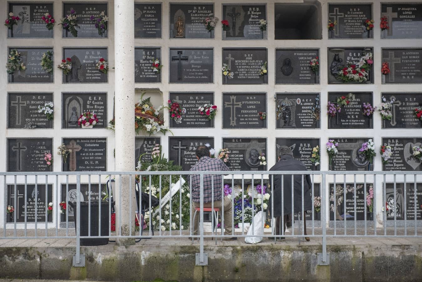 Los cántabros se han acercado hoy a los camposantos para recordar a sus seres queridos a pie de tumba. En la imagen, así estaba el cementerio de Ciriego esta mañana.