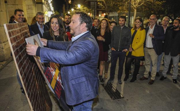 Rubén Gómez pega el primer cartel electoral de Ciudadanos de cara al 10-N. 