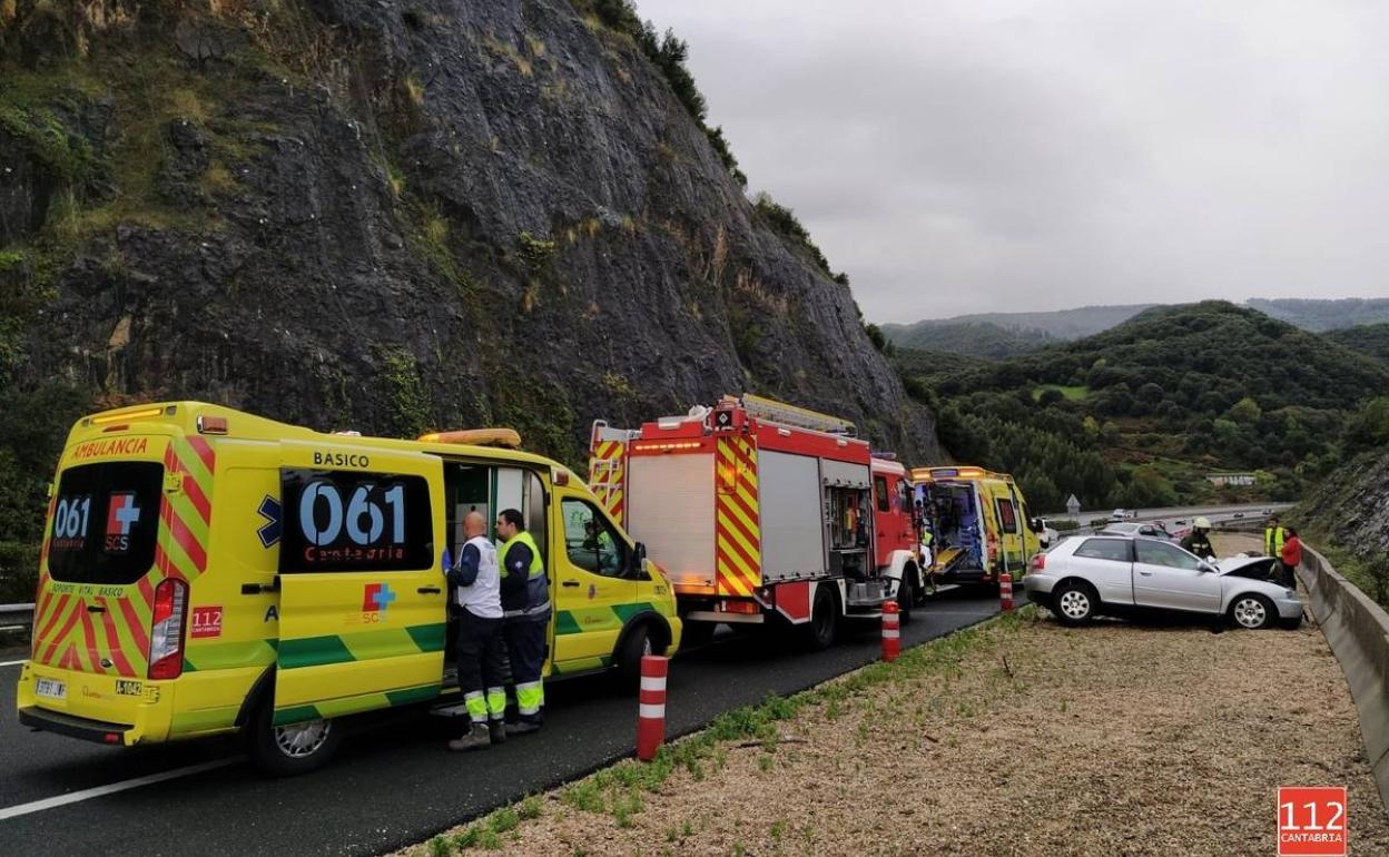 Tres heridos leves en un accidente de tráfico en la A-8 a la altura de Liendo