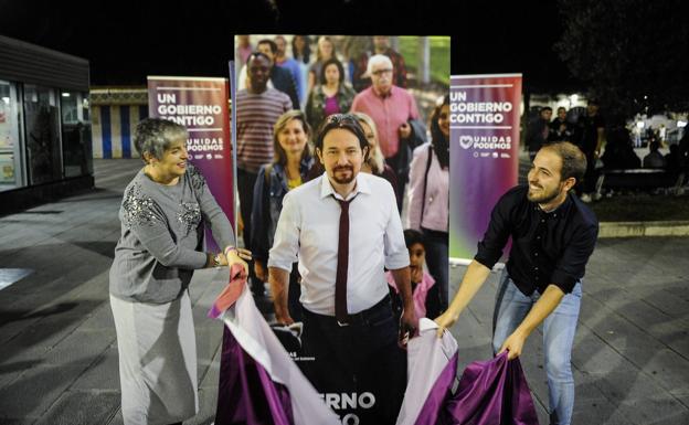 Leticia Martínez y Luis del Piñal descubren el cartel con la imagen de Iglesias. 