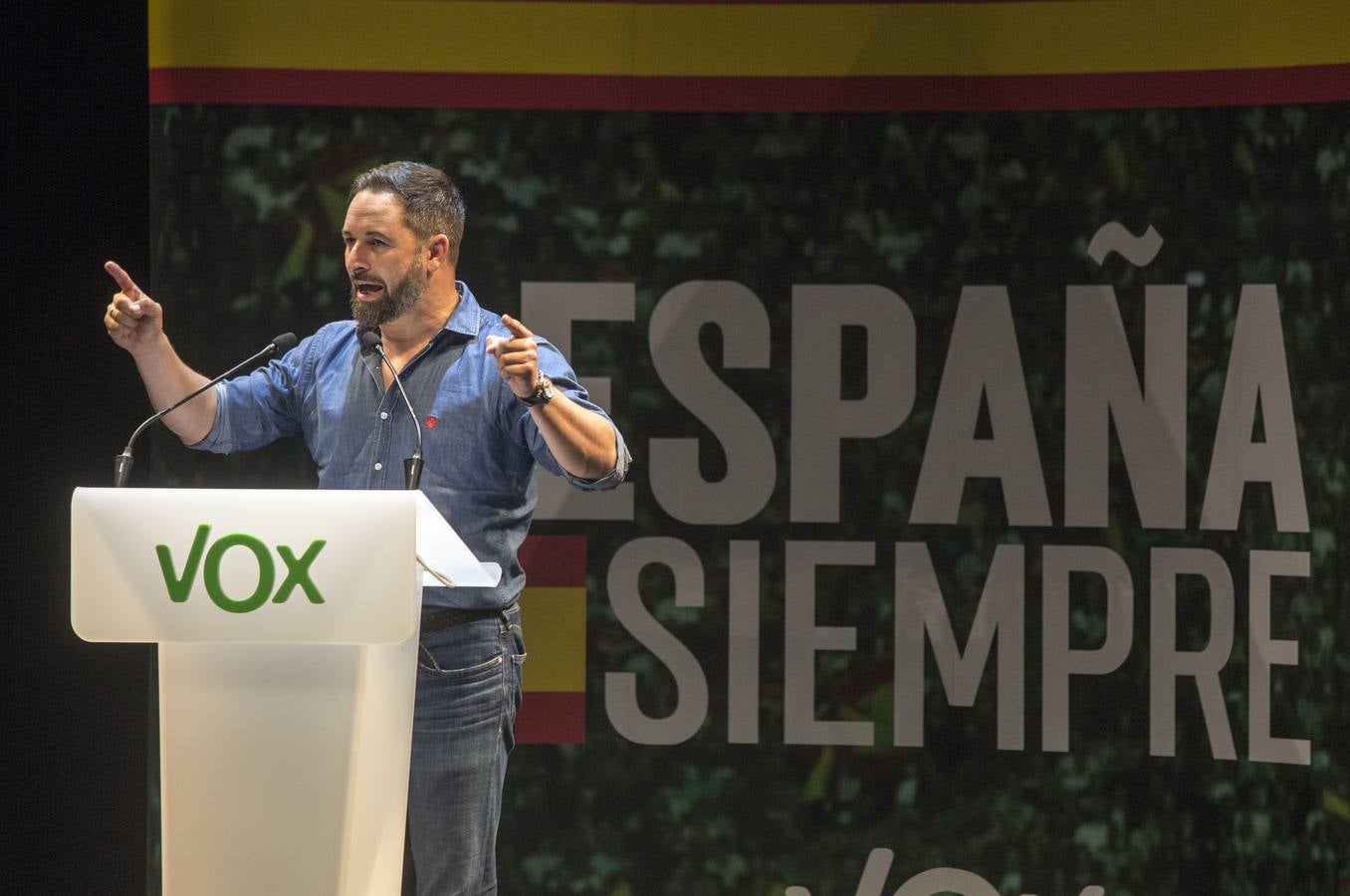 El líder de Vox, Santiago Abascal, en el primer día de campaña electoral ha intervenido en un acto en Santander junto al cofundador del partido de extrema derecha, José Antonio Ortega Lara, y el cabeza de lista al Congreso por Cantabria, Emilio del Valle. Al mitin asistieron 2.200 personas.