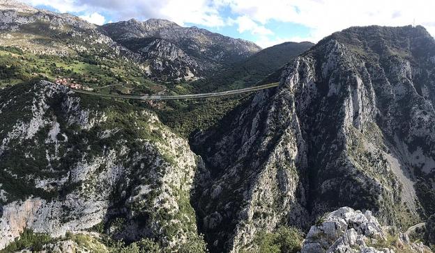 Recreación de la pasarela colgante que se pretende montar entre el núcleo urbano de Linares y el collado de Hozarco. 