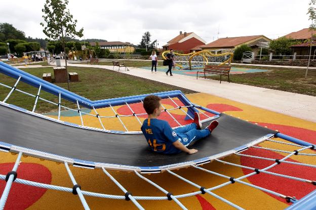 Un niño disfruta de uno de los aparatos instalados en la segunda fase del parque, inaugurada en julio. :: luis palomeque