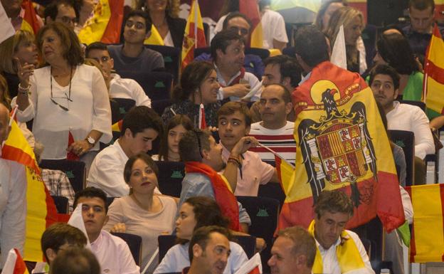 La organización pidió a dos asistentes que no mostraran la bandera preconstitucional.