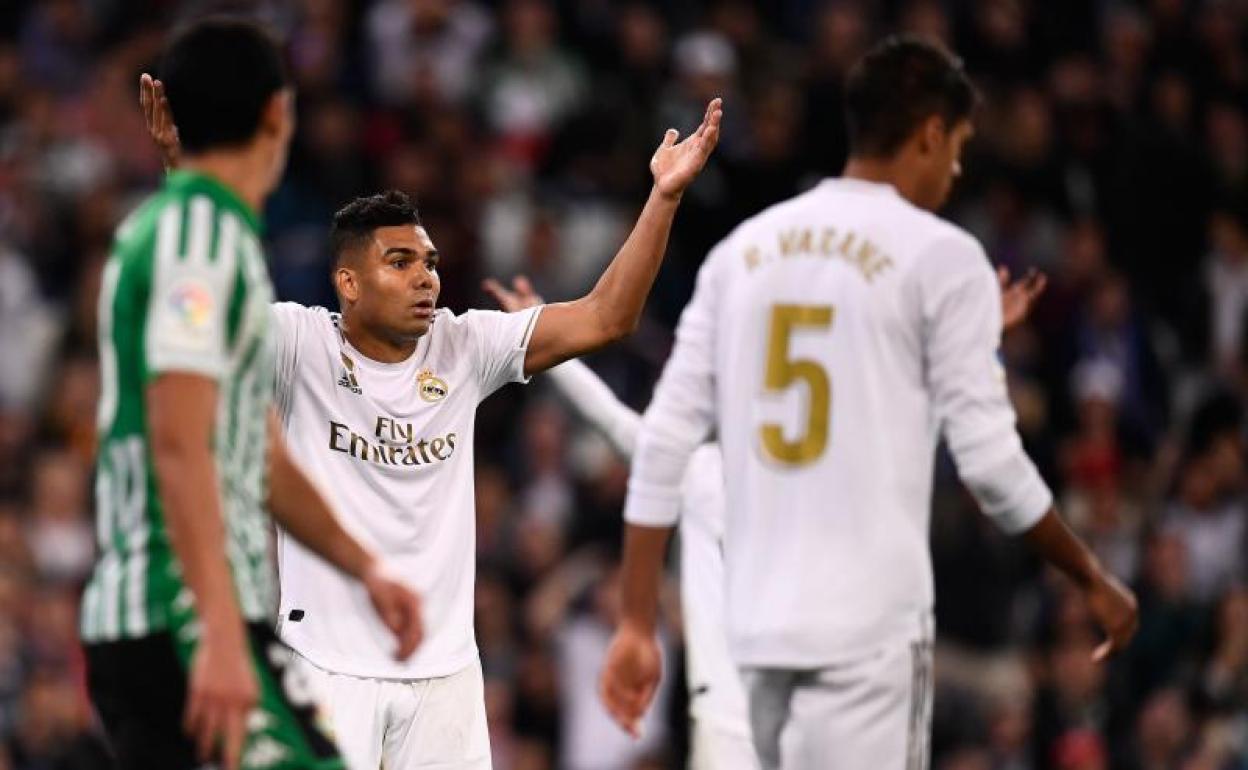 Casemiro protesta durante el partido que midió al Real Madrid con el Betis. 