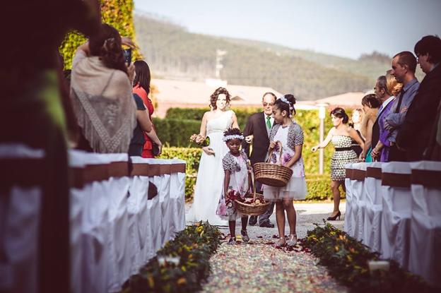 Boda Marta y Tony con el lanzamiento de pétalos a la entrada de la ceremonia.