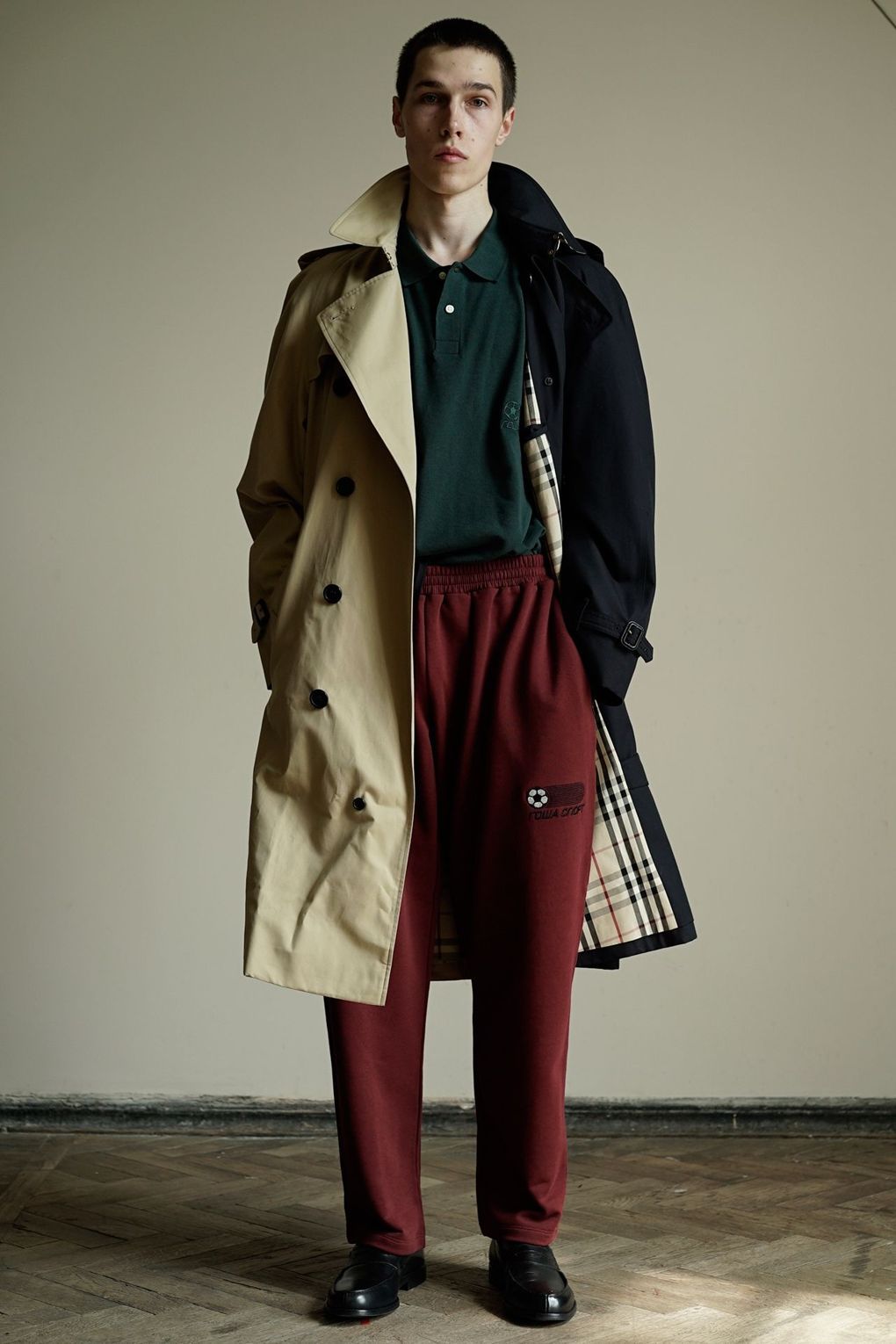 Las firmas apuestan por actualizar tendencias y en el 'street style' se ve cómo ellos afrontan el frío a la última. Estilismo de Burberry x Gosha Rubchinskiy.