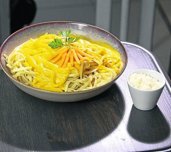 Pasta fresca con queso parmesano. Cualquier pasta es una buena opción para acompañar con una salsa de calabaza. Para potenciar el sabor, un toque final de sal, pimienta y nuez moscada. Y a elección propia, un poco que queso parmesano.