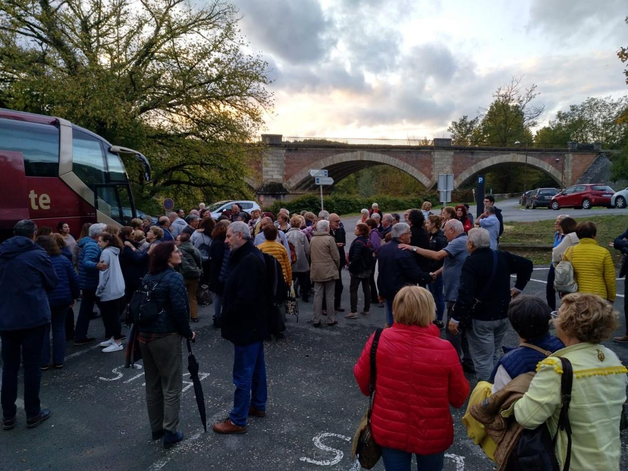 Llegada de un nutrido grupo de vecinos de Puente Viesgo a la localidad francesa de Les Eyzies.