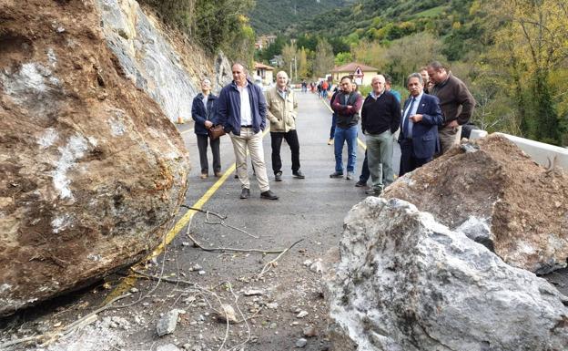 Imagen principal - Un argayo corta el Desfiladero de la Hermida a la altura de Lebeña