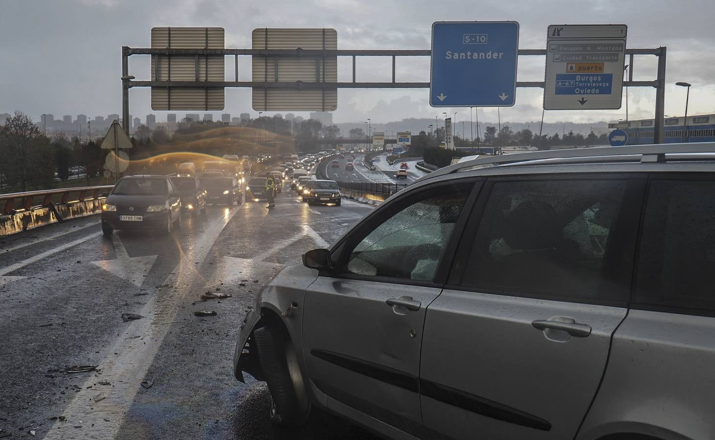 Un coche se ha empotrado pasadas las cuatro de la tarde en el puente de la S-10 en dirección a Bilbao y frente a El Corte Inglés contra un autobús de pasajeros, sin que se hayan producido heridos. El siniestro ha provocado importantes retenciones