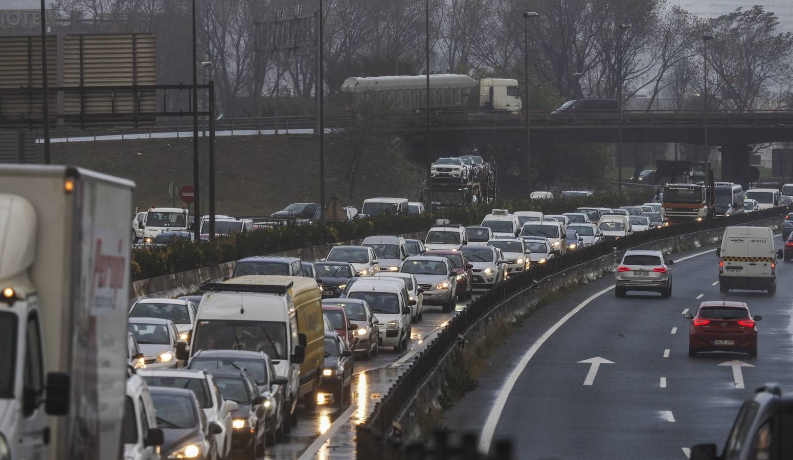 Un coche se ha empotrado pasadas las cuatro de la tarde en el puente de la S-10 en dirección a Bilbao y frente a El Corte Inglés contra un autobús de pasajeros, sin que se hayan producido heridos. El siniestro ha provocado importantes retenciones