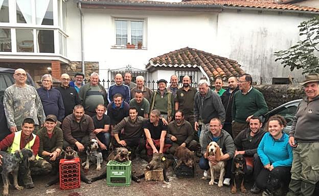 Cuadrilla 43, liderada por Fernando González, con los cuatro jabalíes que cazaron en el monte de Valfría, en Cabuérniga. 