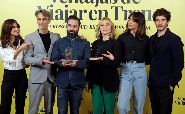 El cineasta, Aritz Moreno, junto a los actores del filme.