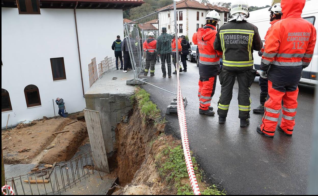 Muere un hombre en Comillas al caerle el muro de una casa que estaba en obras