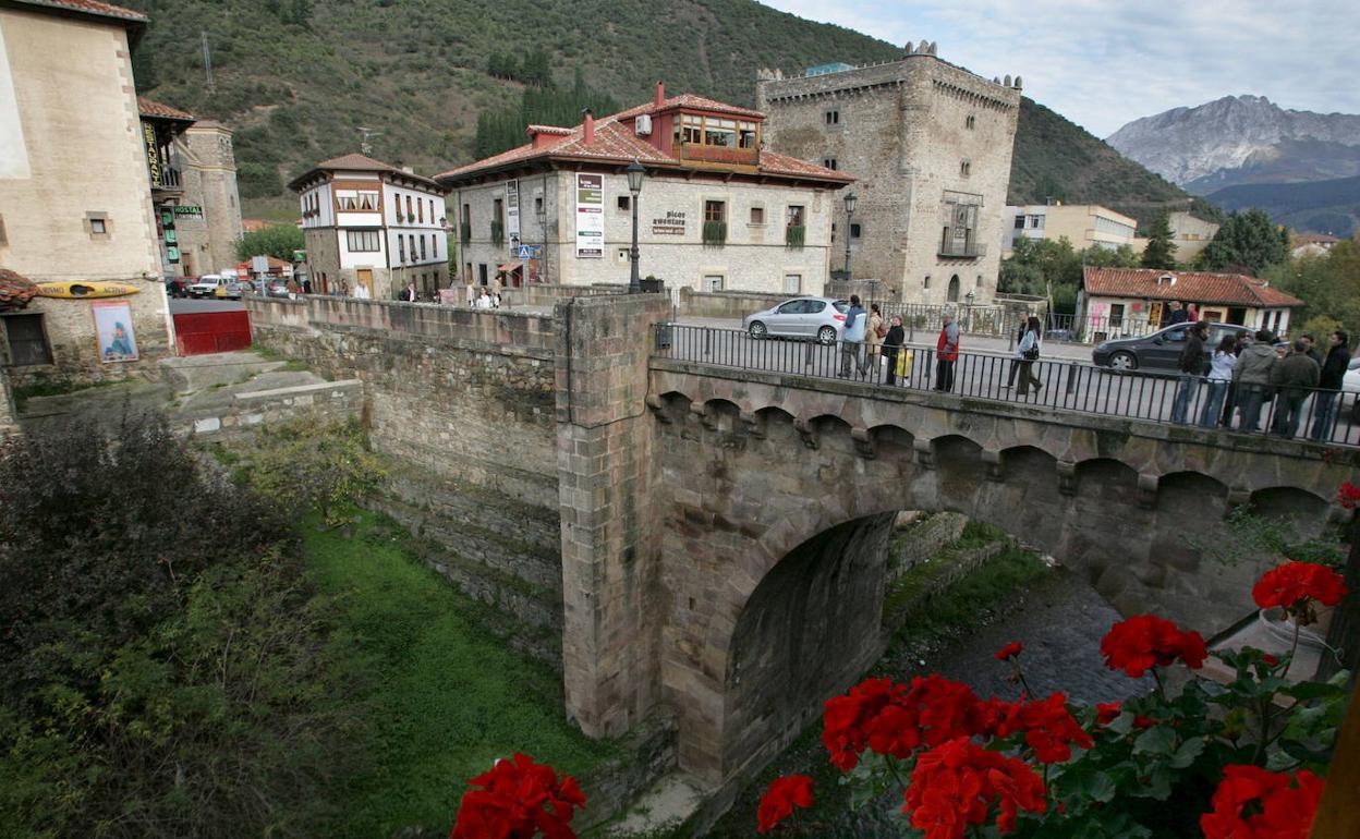 Imagen de la Torrel del Infantado, en el centro de Potes.