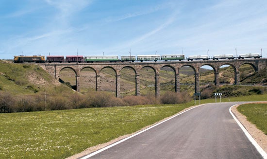 Viaducto del tren a su paso por Campoo de Enmedio.