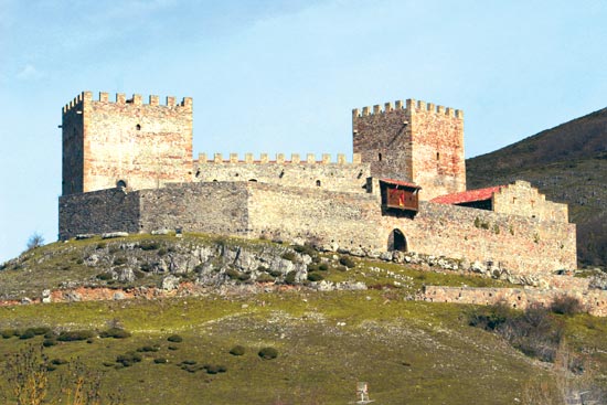 Castillo de Argüeso, declarado Bien de Interés Cultural.