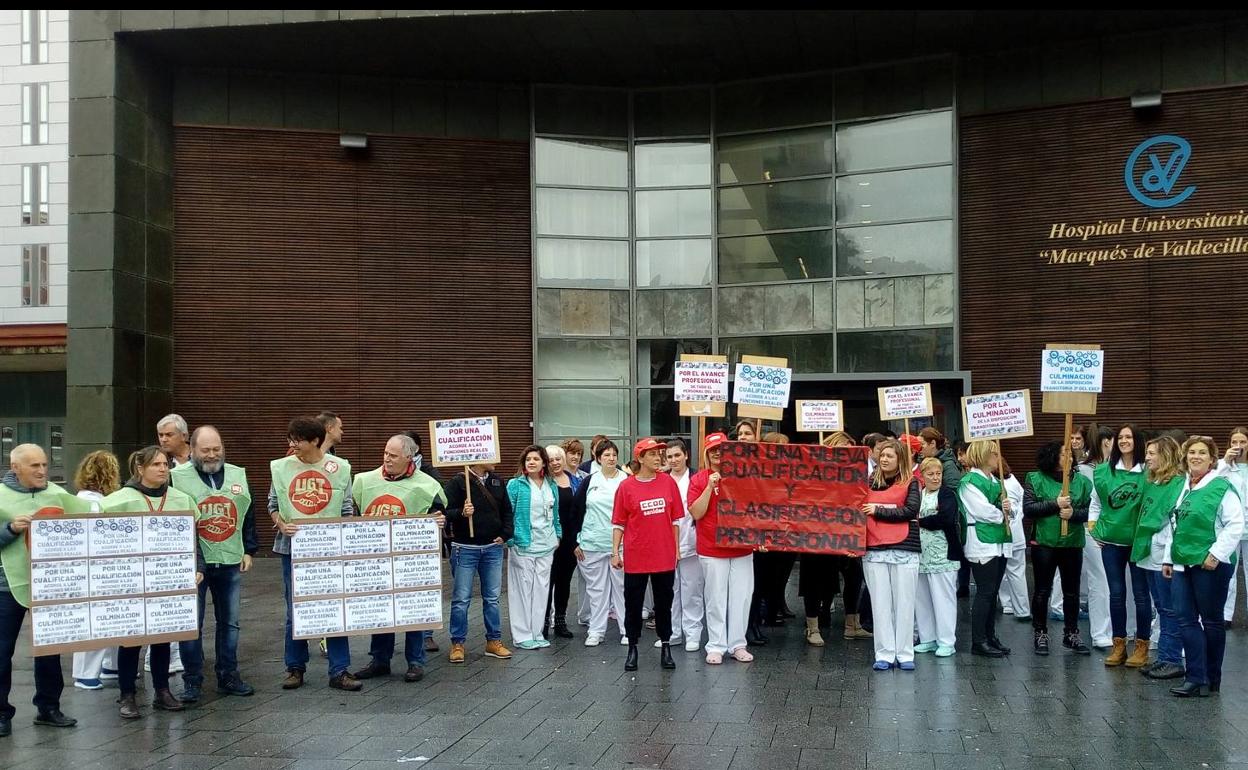 Trabajadores de la sanidad se concentran en los hospitales cántabros para reclamar mejoras laborales