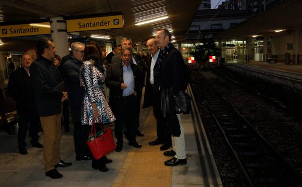 Imagen principal - El PRC viaja a Bilbao para demostrar que en 60 años el «tren bala» sólo ha reducido el viaje en 10 segundos