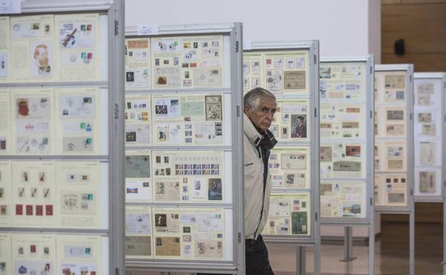 Imagen principal - Arriba un visitante en la exposición y abajo Zuloaga y García Castrillo al sumergirse en el tanque