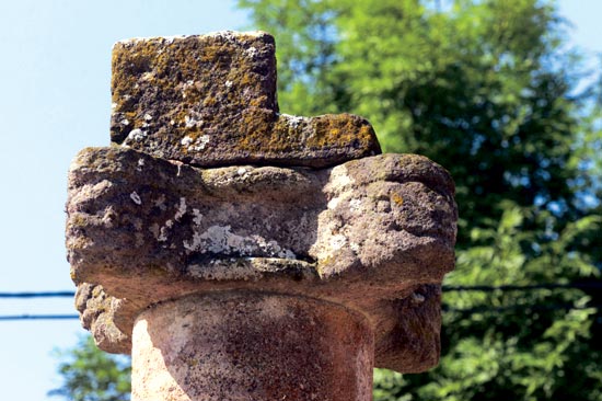 Capitel decorado del rollo o picota de Pesquera.