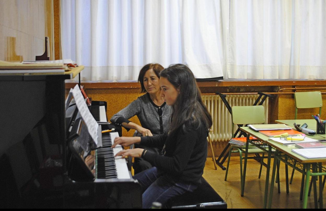 Una alumna de piano y su profesora, en la nueva sede del Conservatorio de Música de Reinosa. :: B. c.