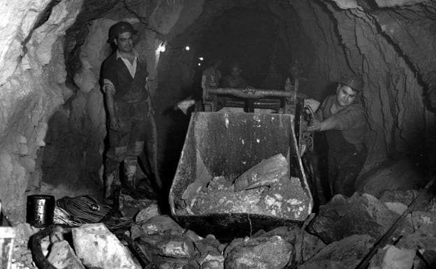 Imagen. Fotos antiguas del túnel de la Engaña. Equipo de avance durante la perforación del túnel desde la boca sur. A la derecha, Manolo Mateos, que llegó desde Granaday hoy es vecino de Pedrosa de Valdeporres.