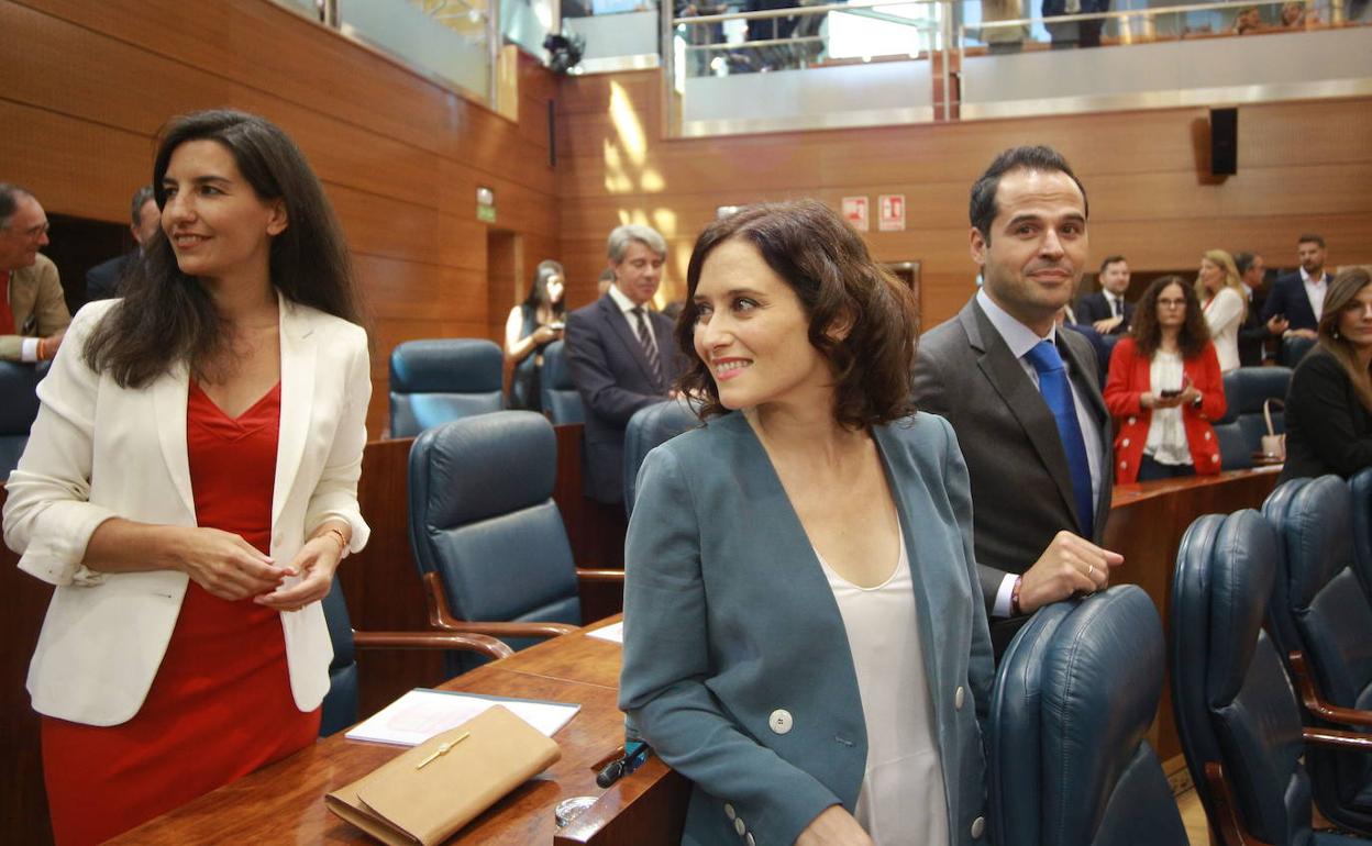 Rocío Monasterio, de VOX, Ignacio Aguado, de Ciudadanos, y la Presidenta de la Comunidad, Isabel Díaz Ayuso. 