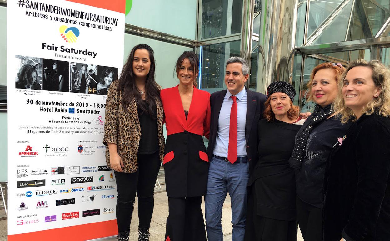 Pablo Zuloaga posa rodeado de las artistas María José Pereda de Castro, Pilar Ibáñez, Isabel Palacios, así como María Eugenia Calvo, de Cantabria en Rosa y la co-fundadora de 'Fair Saturday', Saioa Eibar.